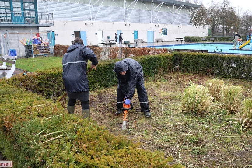 Vrijwilligers maken Openluchtzwembad Rheden zomerklaar tijdens natte NLDoet 14-03-2026 (21)