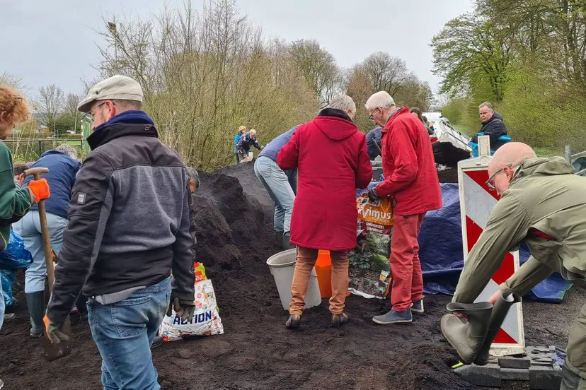 Weer overweldigende belangstelling voor gratis compost in Velp en Dieren 28-03-2026 (1)