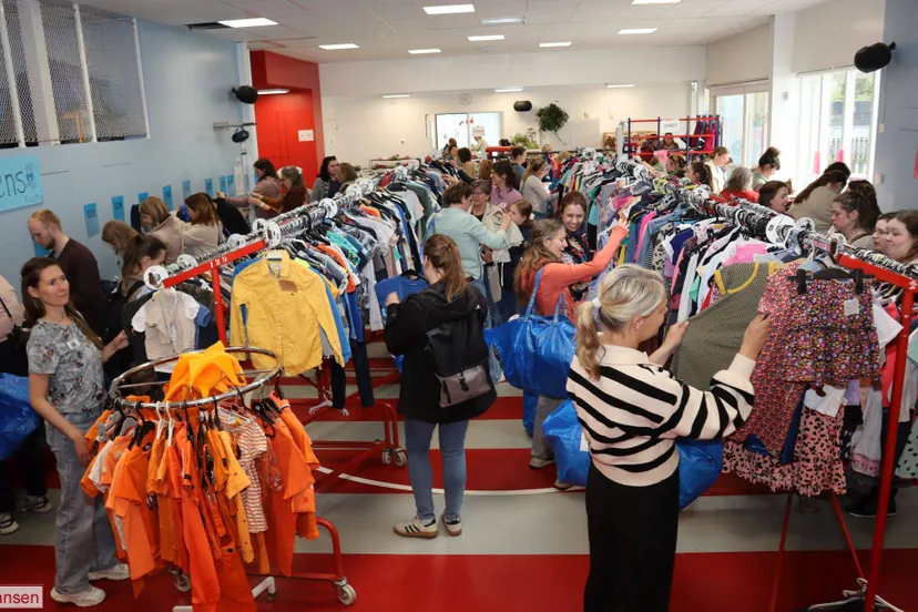 Drukte bij kinderkleding- en speelgoedbeurs in Ellecom 11-04-2026 (2)