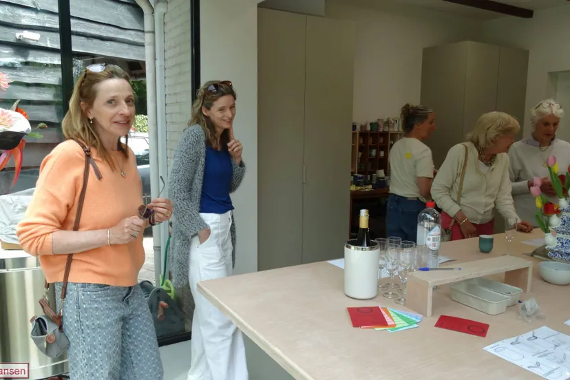 Drukke opening voor Keramiekatelier van Rebecca Nieuwe Weme in Rozendaal 10-05-2026 (2)