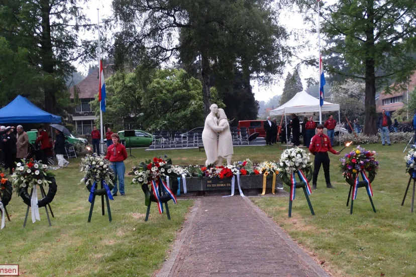 Gemeentelijke herdenking bij monument in het Rozenbos in Rheden 04-05-2026 (31)