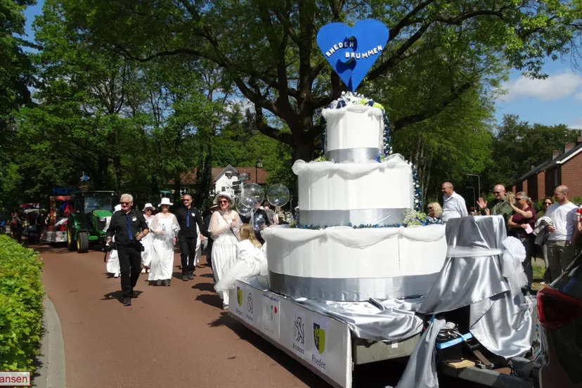 Laag-Soeren viert Oranjefeest met optocht, muziek en veel saamhorigheid 09-05-2026 (19)