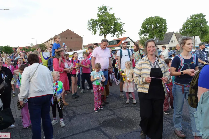 Lange stoet wandelaars trekt door het dorp bij 61e avondvierdaagse Dieren 21-05-2026 (17)