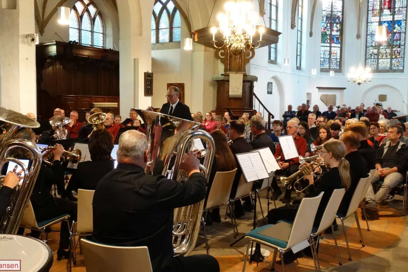 Rhedens Fanfare Corps en Hanze Brass geven sfeervol voorjaarsconcert in Dorpskerk 09-05-2026 (13)