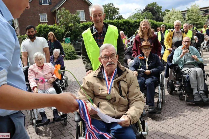 Bewoners Het Jagthuis genieten van jaarlijkse wandeltweedaagse door Velp 10-06-2026 (16)