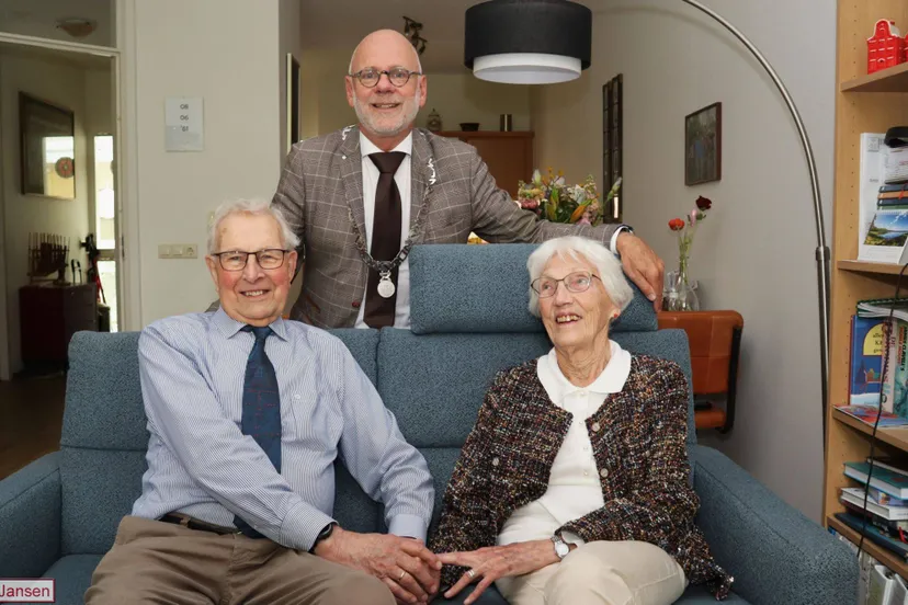 Nell en Johan de Schipper vieren 65-jarig huwelijk 08-06-2026 (2)