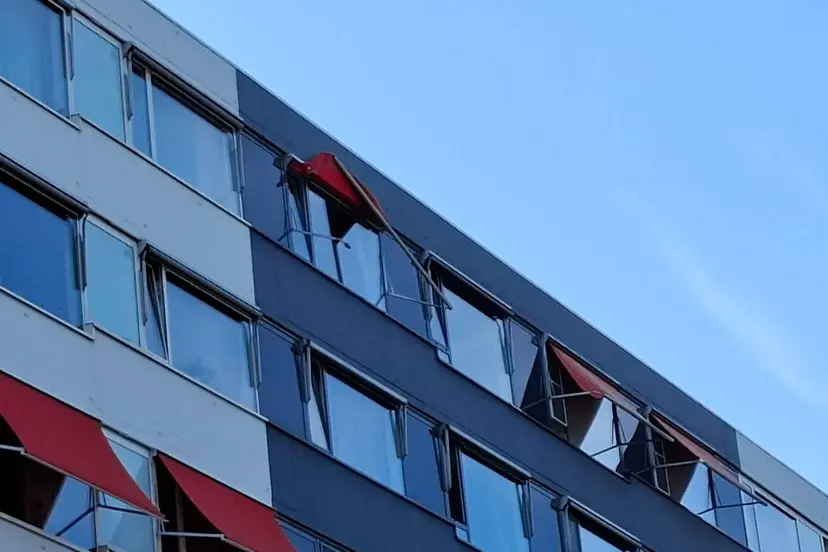 Losgeraakt zonnescherm Den Heuvel Velp1