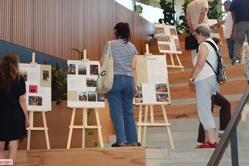 Reizende expositie vluchtelingen 14 juli geopend gemeentehuis 14-7-2026 (12)