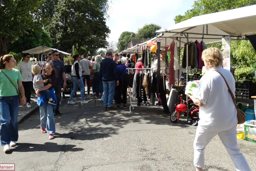 Drukbezochte Wilspa rommelmarkt zorgt voor gezellige dag i-n Spankeren - (7)