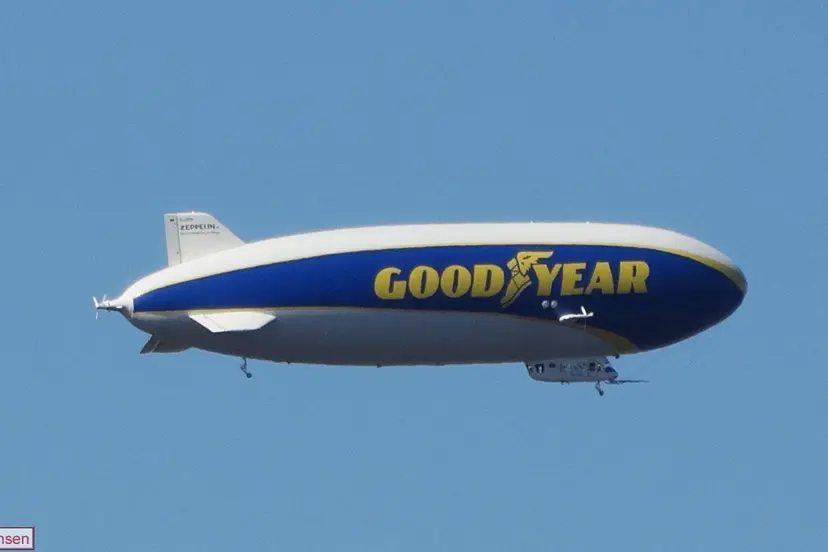 Enorme zeppelin vliegt langs Velp, over Arnhem en de Posbank voor onderzoek naar luchtkwaliteit 9-8-26 (1)