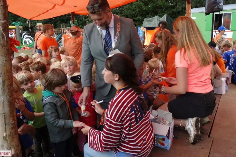 Locoburgemeester trakteert 840 kinderen bij Bouwburg Velp op ijsje 20-8-26 (29)