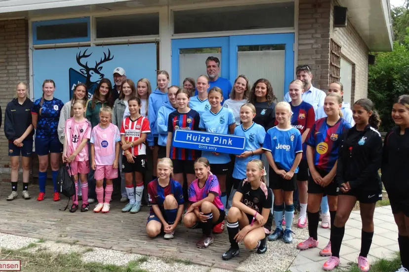 VV Pinkenberg opent eigen vrouwenkleedkamer ‘Huize Pink’ op De Pinkenberg 23-8-26 (12)
