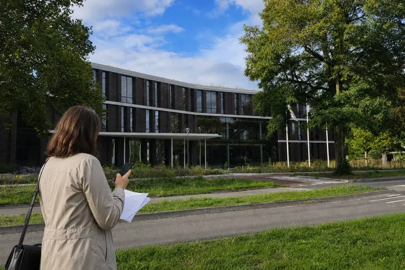 Gemeentehuis Rheden met vrouw