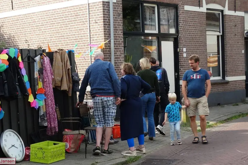 Oprit-rommelmarkt in Spoorstraat zorgt voor gezellige Burendag in Dieren-Zuid 26-9-2026 (2)