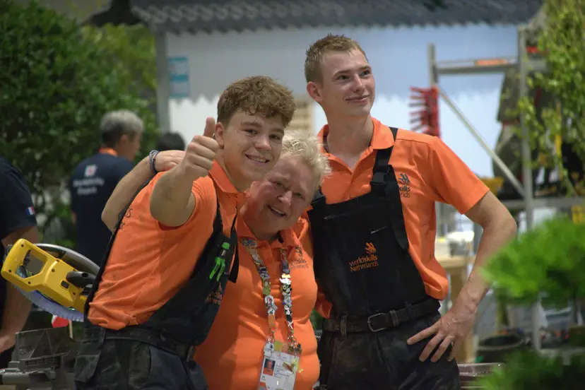 vlnr Hidde Kruit, Nicole Slagmolen en Daan Bloink na afloop van de wedstrijd WorldSkills Shanghai - Berend Poppema