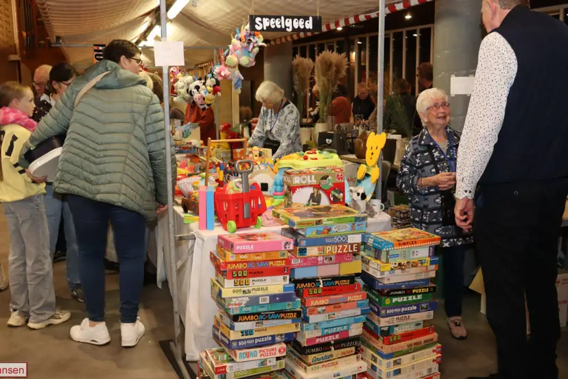 10-10-26 Grote opkomst bij Bazaar Ontmoetingskerk Dieren voorlopige opbrengst €17 (7)