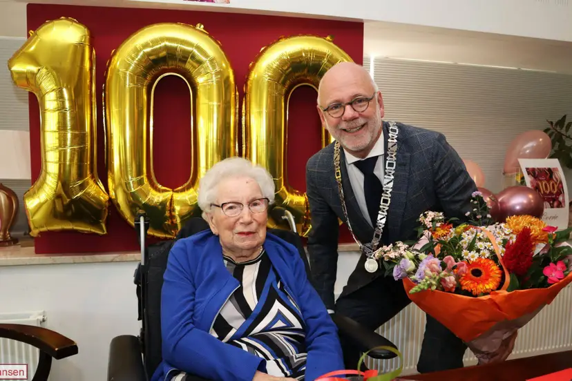 Mevrouw Van Schuilenburg-Beemsterboer uit Velp viert 100ste verjaardag 8-10-2026 (2)