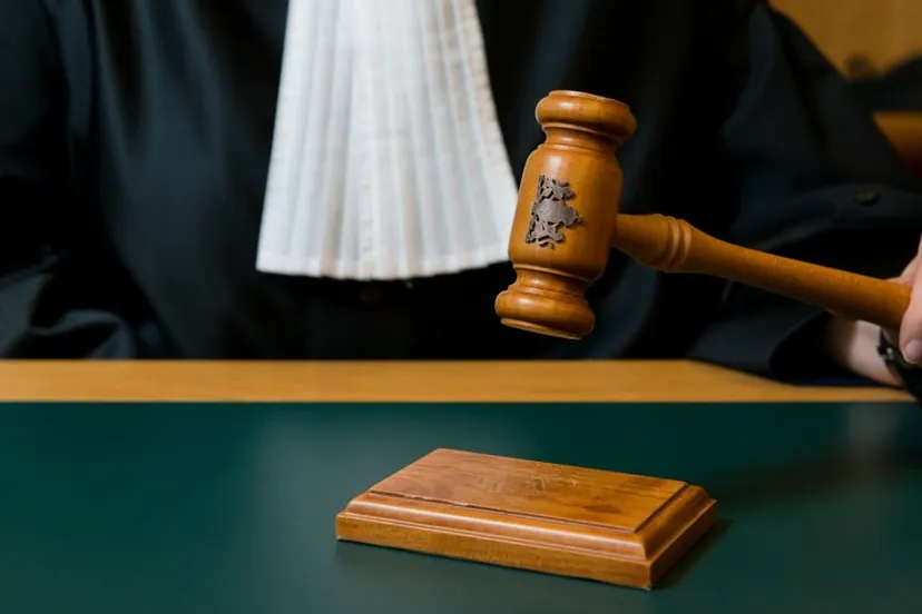 10237017 rechter rechtszaak rechtszaal rechtbank