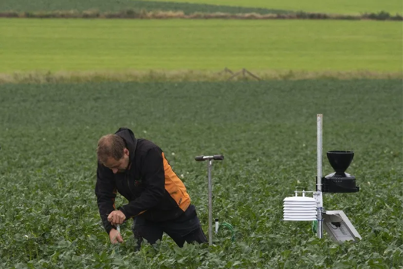20023984 plaatsen weerstation in perceel met aardappeldrempels proefboerderij wijnandsradetwan wiermans