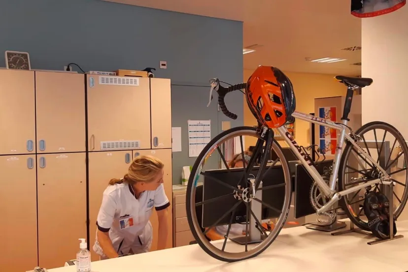afdeling dialyse is aangekleed in tour de france sfeer met onder andere een wielrenfiets
