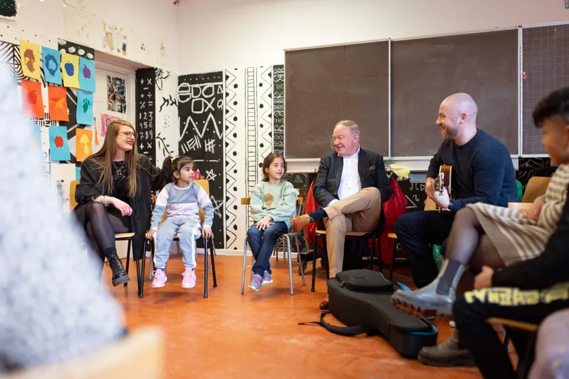 azc jongeren ontvangen gitaren