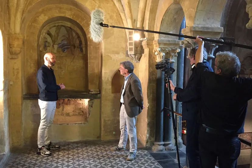 een van de gastsprekers erik caris die luuk heezen ontmoet tijdens zijn zoektocht naar de verhalen in 800 jaar munsterkerk cuypershuis roermond