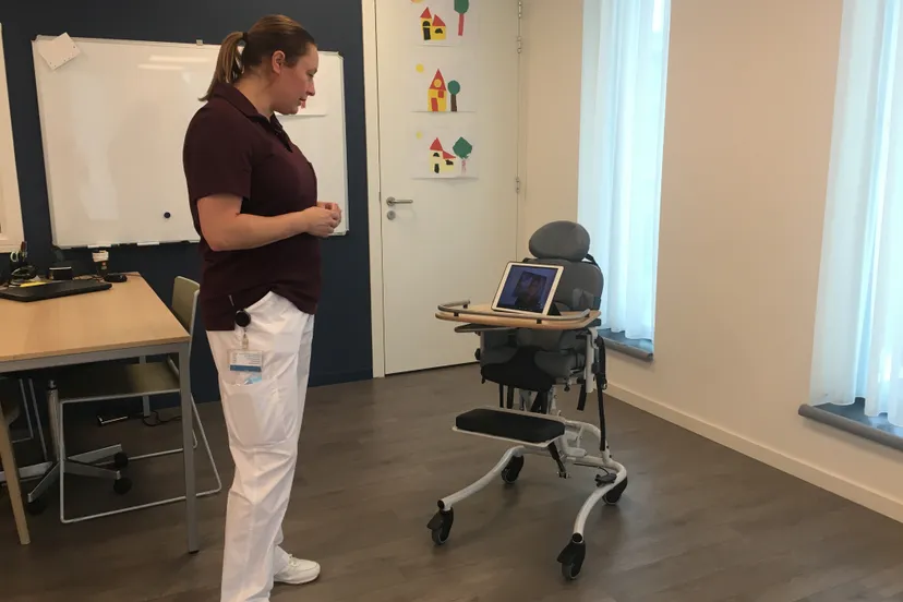 ergotherapeute nanda verhaegh praat nicole cremers via beeldscherm bij over alle mogelijkheden van de kinderstoel