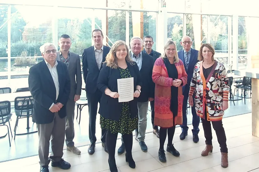 foto bestuurders tekenen samenwerkingsovereenkomst cultuurregio noord en