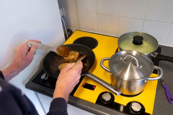 koken met aanpassing op kookplaat