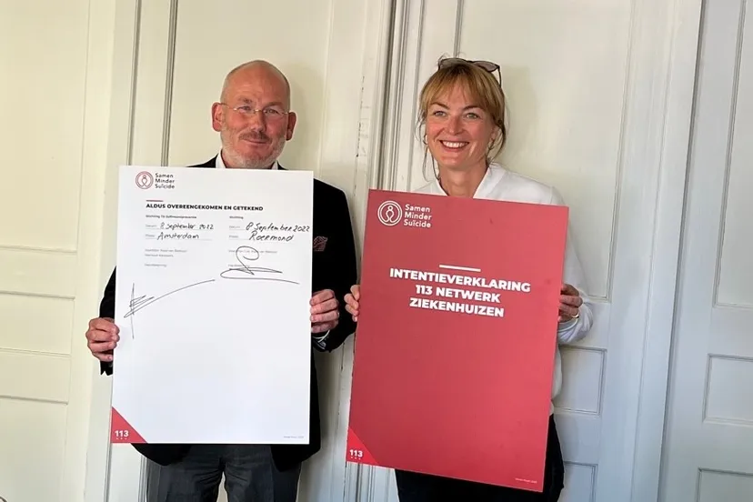 luc van den akker en martine peppelenbos met de ondertekende intentieverklaring 113 netwerk ziekenhuizen 3