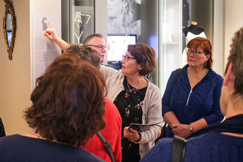 museumvande vrouw rondleiding met rondleider