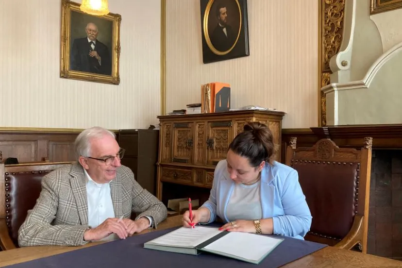 ondertekenmoment wethouder van rey gemeente roermond en wethouder winters gemeente weert