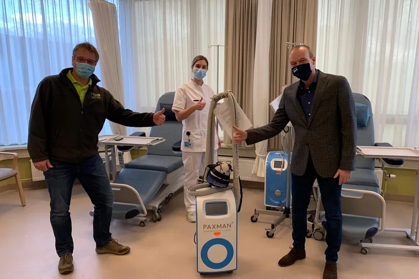 overhandiging hoofdhuidkoeler