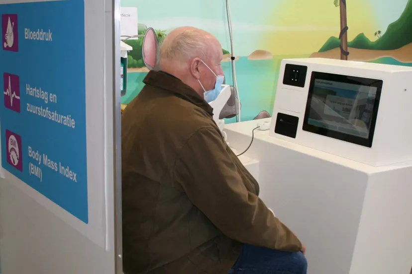 patient meet tijdens de preoperatieve screening zelf zijn vitale waardes bij de zelfmeetkiosk