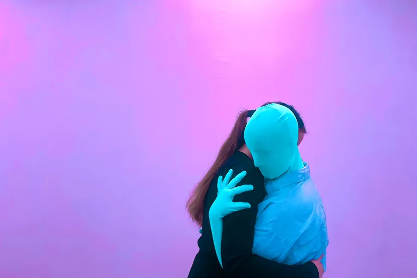 promo foto alienated liggend kelly vanneste high res