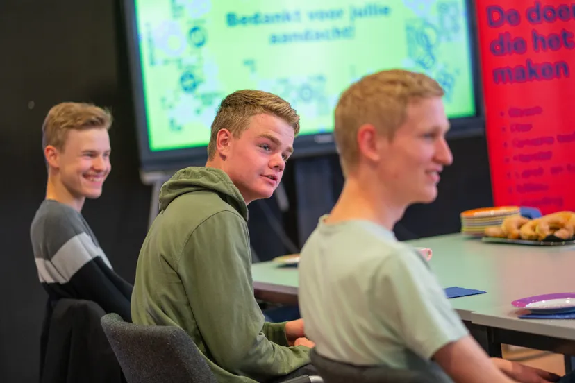 studenten bij werkbezoek van der molen roermond