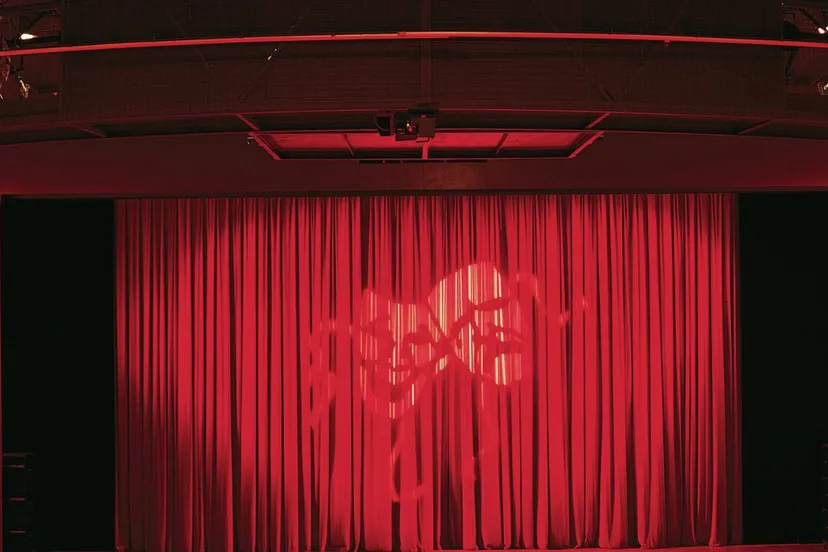 theaterzaal gordijn rgb scaled 1920x700 c default
