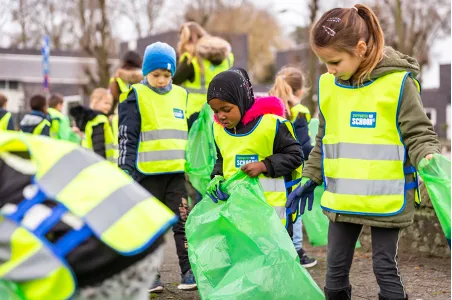 tienduizenden jonge supporters van schoon in actie om schoolomgeving zwerfafvalvrij te maken c supporter van schoon
