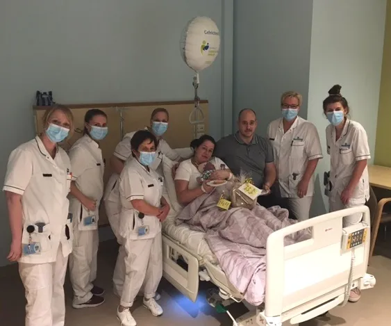 verloskundigen met de kersverse ouders en baby linna