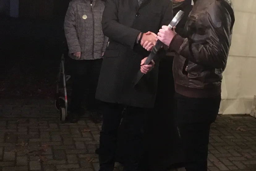 wonen limburg overhandigt symbolische sleutel aan bewoner