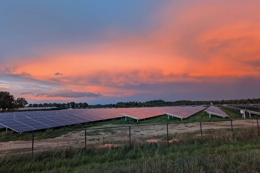 zonsondergang bij zonnepark reuver