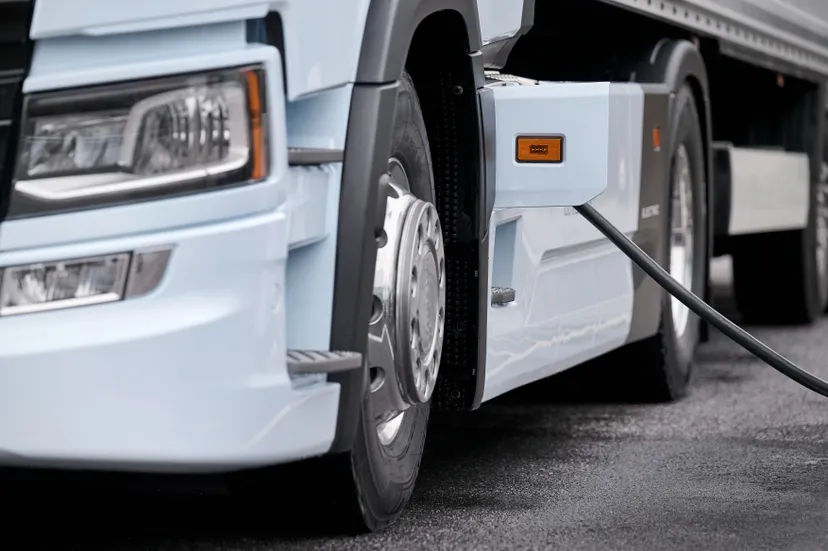 elektrische scania vrachtwagen laadt op