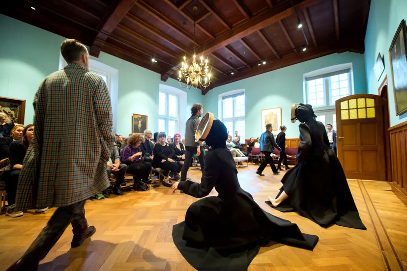 museum w dansperformance mirror fotograaf maartje van berkel