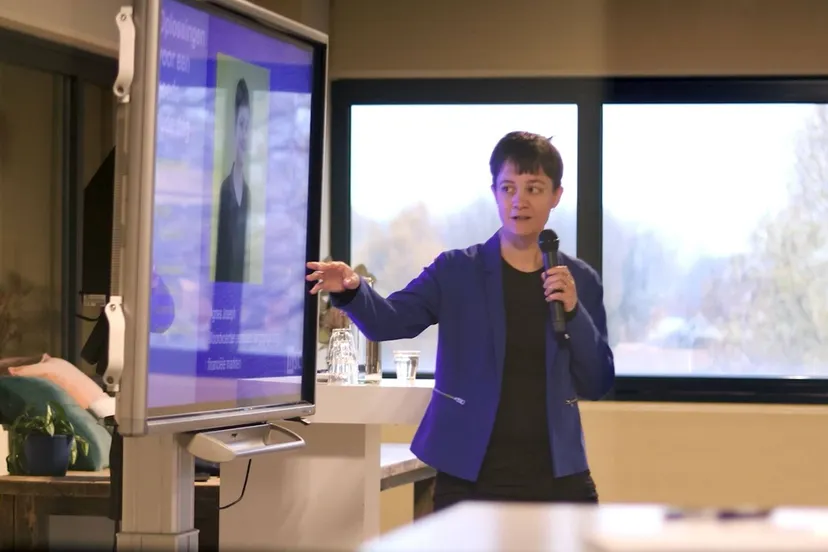 agnes joseph tijdens bijeenkomst