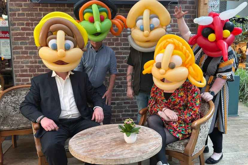 schinderhannes hoofdrolspelers met masker voor de onthulling in breek de week