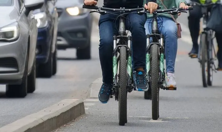 bicyclists-7916375_1280