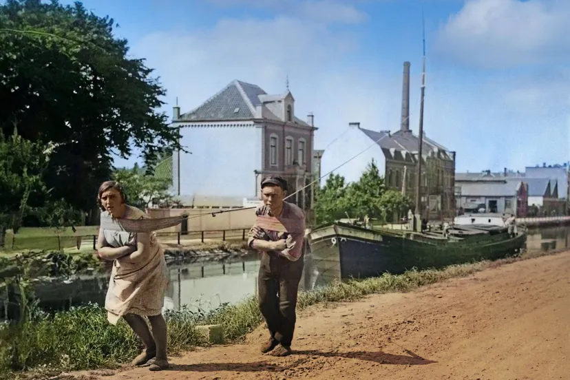 VoortvarendeVrouwen_NationaalArchief_Spaarnestad_Man en Vrouw trekken handmatig een schuit