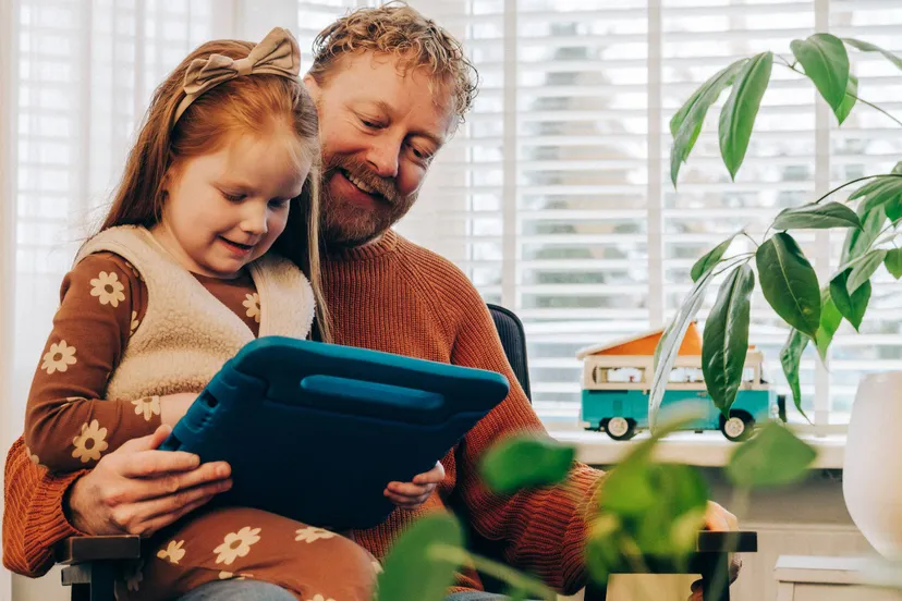 Ouder-met-kind-en-tablet