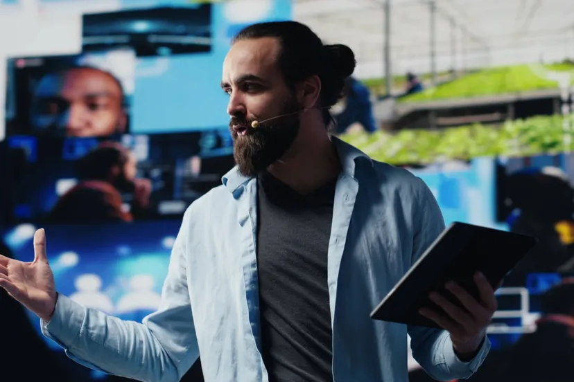 male-cool-it-expert-hosting-live-convention-with-hands-free-microphone (1)