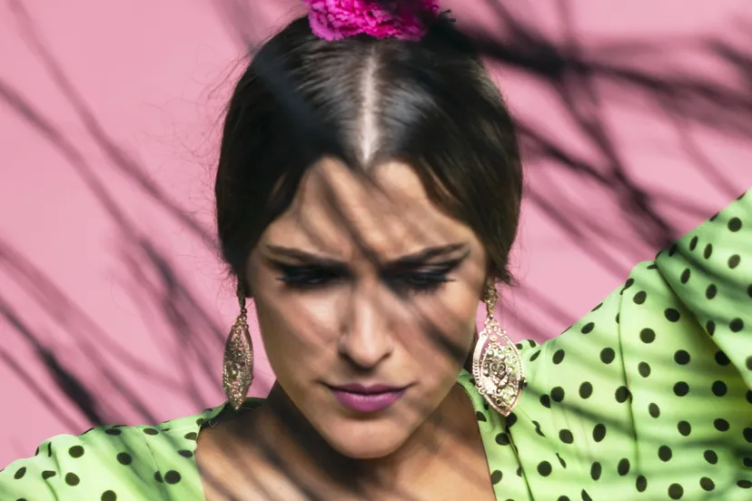 close-up-manila-shawl-fringes-with-flamenco-dancer